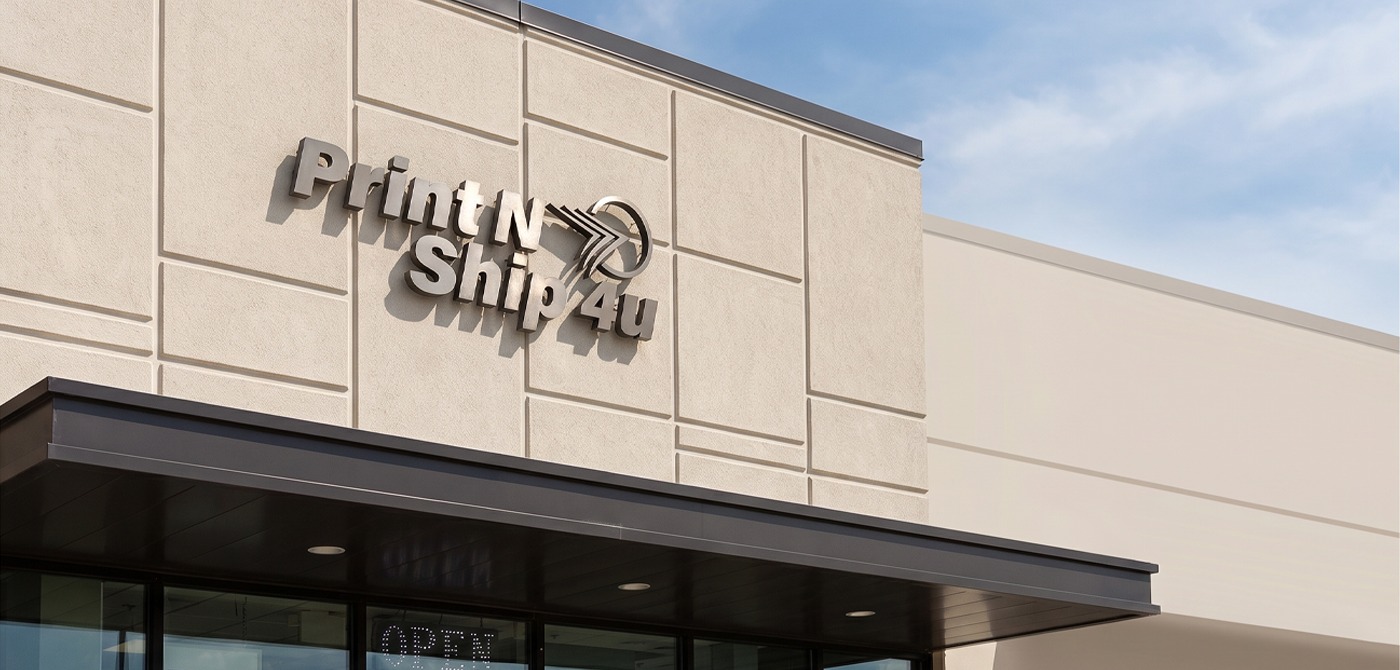 Print N Ship 4u team helping a customer